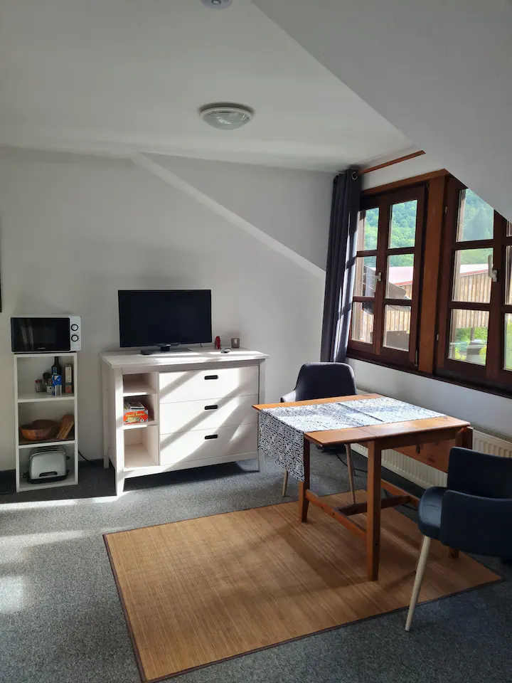 Apartment Talblick Wohnraum Tisch